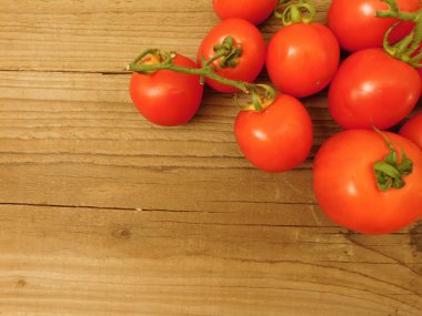 ahşap taban üzerinde yemek için domates