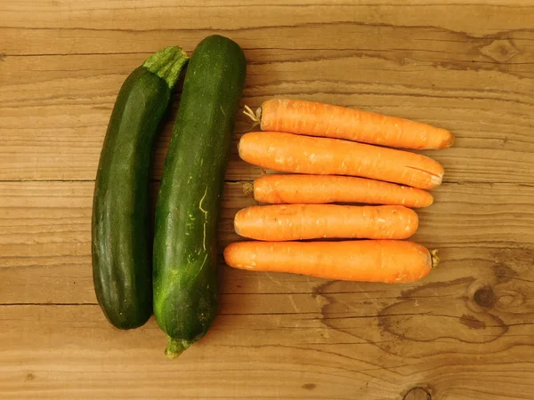 Warzywa do jedzenia na podstawie drewnianej — Zdjęcie stockowe