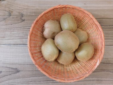 kivi gıda ahşap taban üzerinde