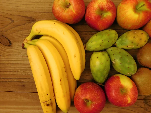 Fruit to eat on wooden base — Stock Photo, Image