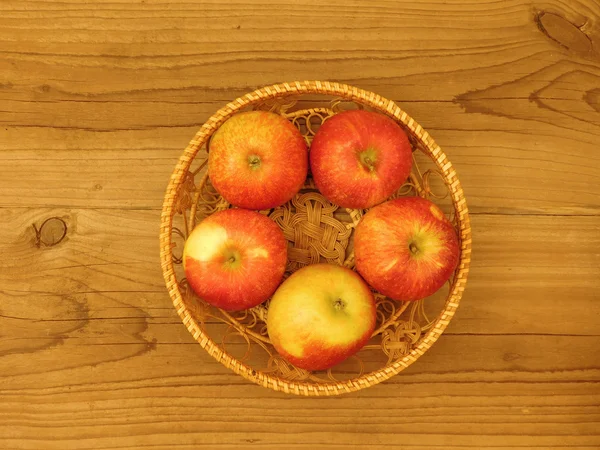 Äpfel zum Essen auf Holzsockel — Stockfoto