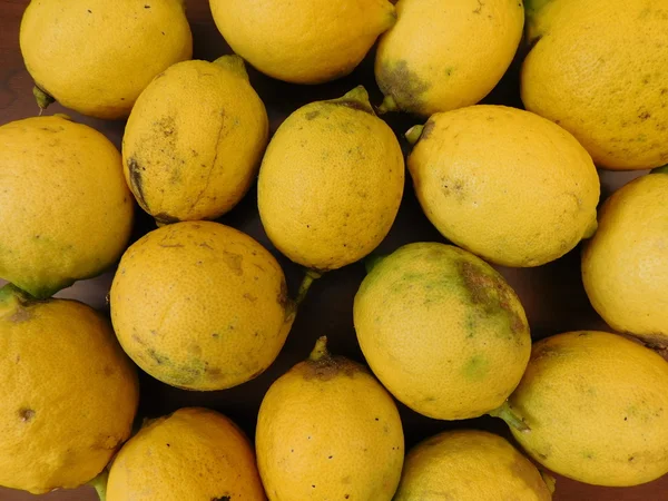 Citroner mat på träbotten — Stockfoto