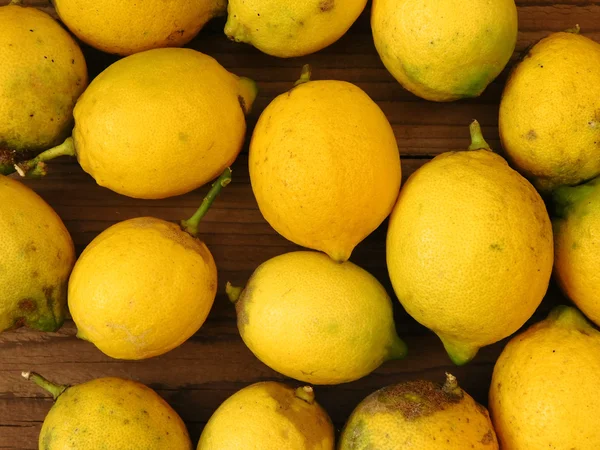 Лимони їжа на дерев'яній основі — стокове фото