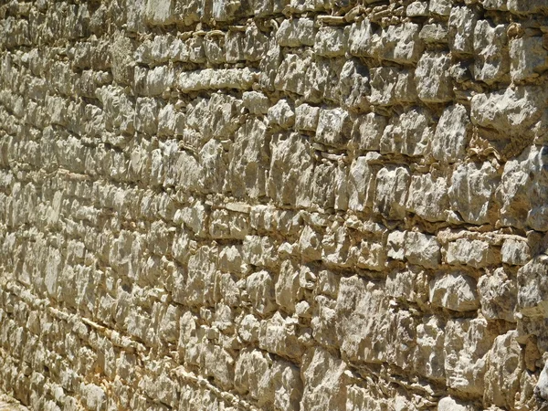 Piscina de pedra e rocha no campo — Fotografia de Stock