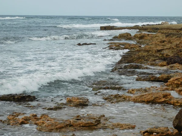 Море и камни на открытом воздухе — стоковое фото