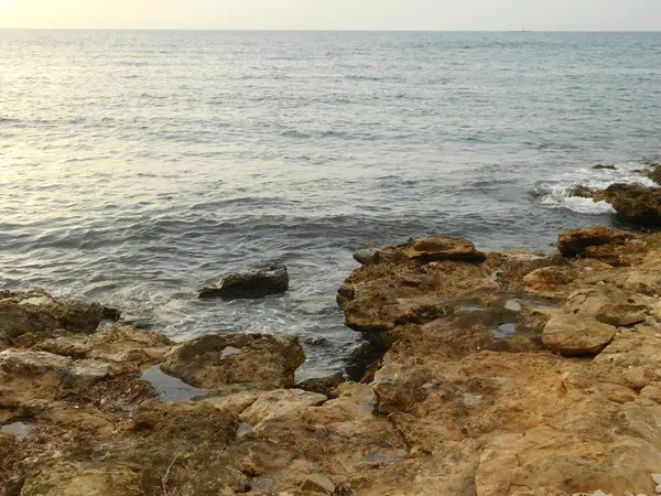 Рифы и скалы на открытом воздухе в море — стоковое фото