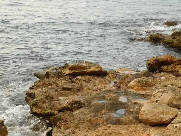 Arrecifes y rocas al aire libre en el mar — Foto de Stock