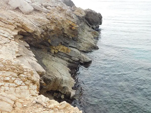 Pietre e rocce all'aperto in mare — Foto Stock