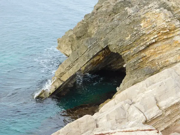 Kamienie i skały na zewnątrz na morzu — Zdjęcie stockowe