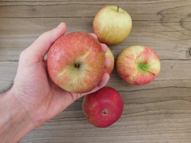 ahşap taban üzerinde yemek için elma