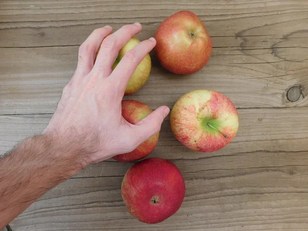 Äpfel zum Essen auf Holzsockel — Stockfoto