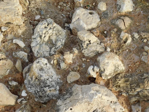 Pierre et rochers à l'extérieur dans la campagne — Photo