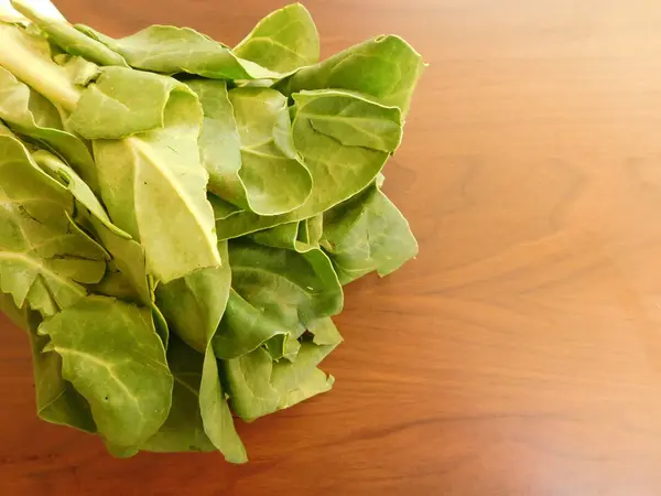 Salade te eten op houten voet — Stockfoto