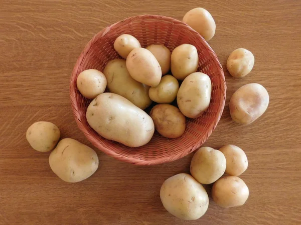 Eat potatoes on wooden base — Stock Photo, Image