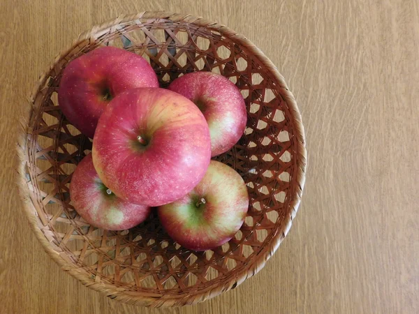 Μήλα να φάει σε ξύλινη βάση — Φωτογραφία Αρχείου