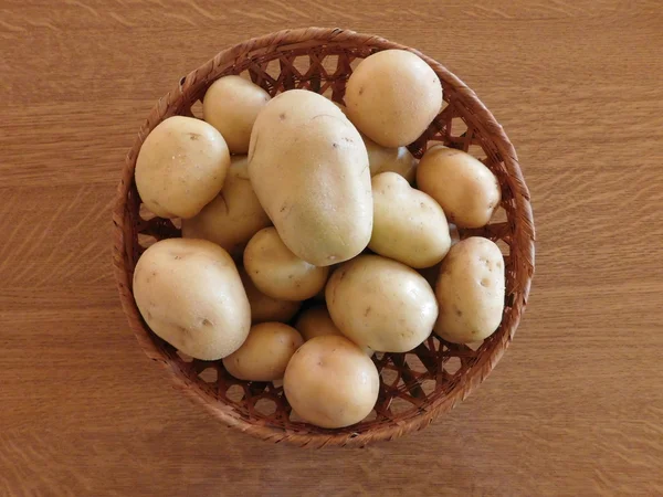 Kartoffeln auf Holzsockel essen — Stockfoto