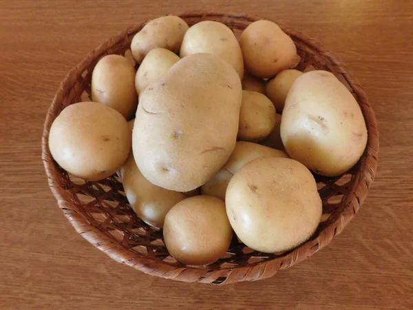 Comer batatas na base de madeira — Fotografia de Stock