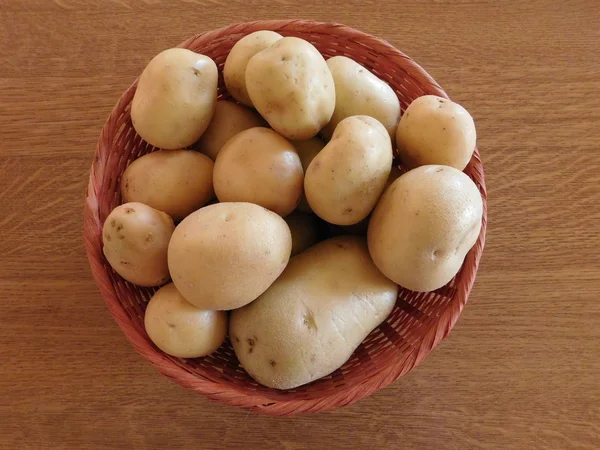 Comer batatas na base de madeira — Fotografia de Stock