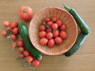 a ahşap taban mutfakta yemek için sebze