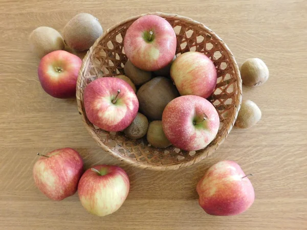 Obst zum Essen auf einem Holzsockel in der Küche — Stockfoto