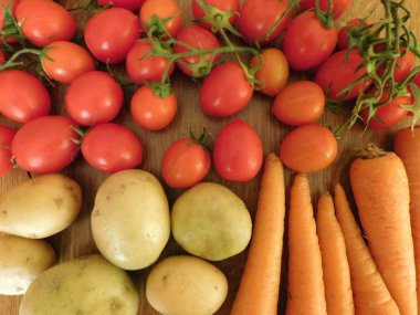 ahşap taban üzerinde yemek için sebze