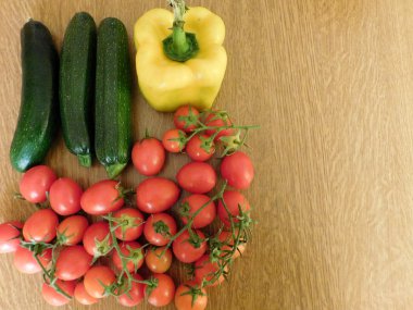 ahşap taban üzerinde yemek için sebze