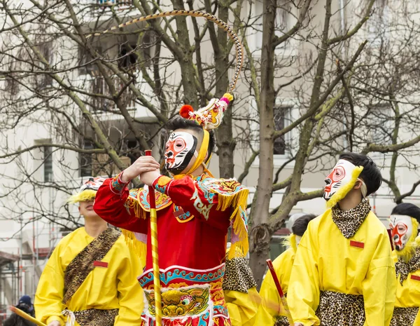 The masked participants of New Chinese Year parade in Paris. — Stock Photo, Image
