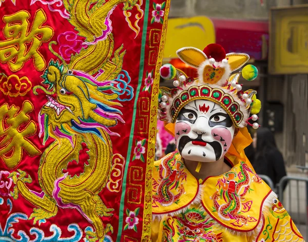 The masked participant of New Chinese Year parade in Paris. — Stock Photo, Image