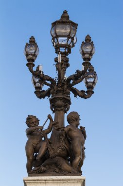 Köprü Alexandre III bronz lamba