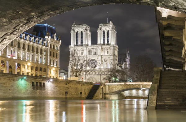 夕方、パリ、フランスのノートルダム司教座. — ストック写真