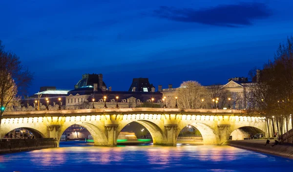 O neuf pont à noite, Paris, França . — Fotografia de Stock