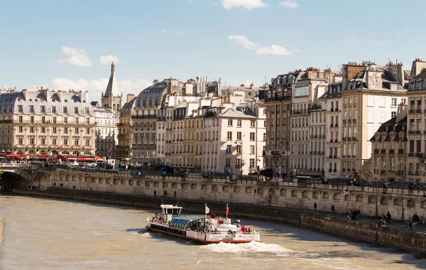 Beskåda av parisiska hus och floden Seine. — Stockfoto