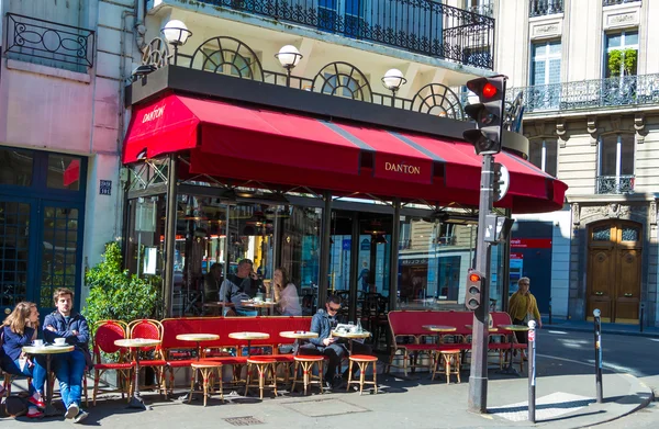 Geleneksel Fransız Cafe Danton, Paris, Fransa. — Stok fotoğraf