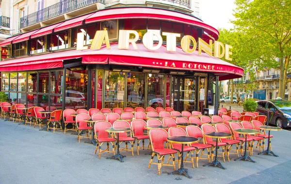 O famoso café la Rotonde, Paris, França . — Fotografia de Stock