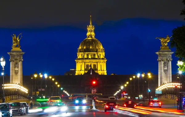 Museu Invalides e ponte Alexandre III, Paris, França . — Fotografia de Stock