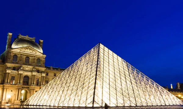 夜、パリ、フランスのルーブル美術館ピラミッド. — ストック写真