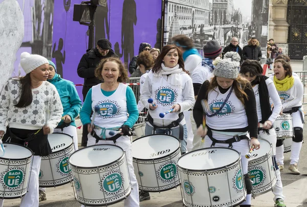 The group of street drummers supporting marathon in Paris, Franc — Stock Photo, Image