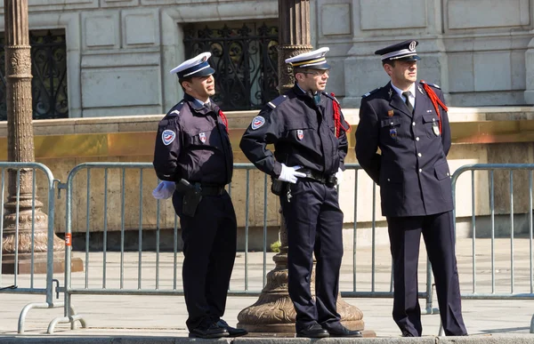 De politieagenten op de Champs Elysees avenue, Paris, Frankrijk. — Stockfoto