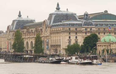 Orsay Müzesi ve Seine Nehri sel, Paris, Fransa.