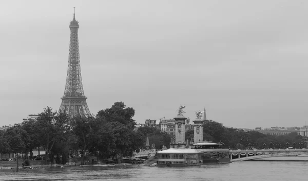 The Eiffel tower and Seine river in flood, Paris, France. — Stock Photo, Image