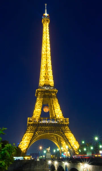 La torre Eiffel decorata con palloncino da calcio per l'Europa champio — Foto Stock