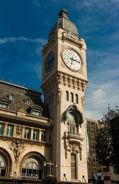 The clock tower of Gare de Lyon railway station, Paris, France. — Stock Photo, Image