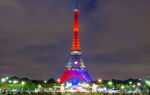De Eiffeltoren verlicht voor solidariteit met slachtoffers van Orlando t — Stockfoto