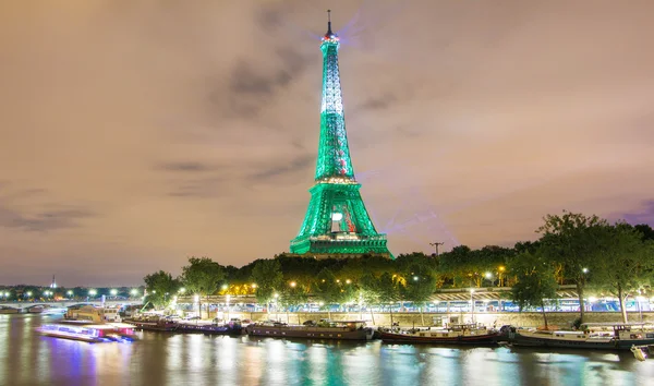 Der Eiffelturm erleuchtet in grün, paris, franz. — Stockfoto