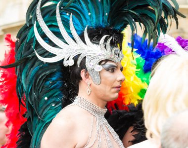 Katılımcı Gay gurur geçit töreni Paris, Fransa'da.