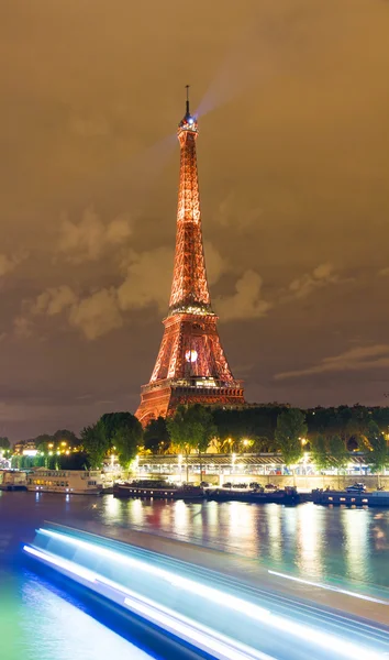 The Eiffel tower lit up in red  color, Paris, France. — Stock Photo, Image