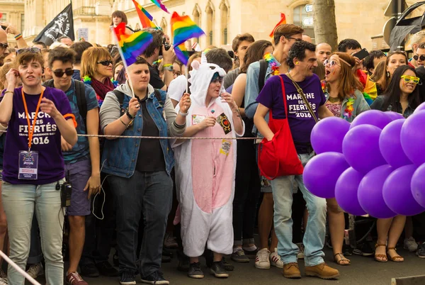 The participants and supporters of Gay prid parade  in Paris, Fr — Stock Photo, Image