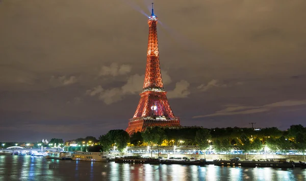 Der Eiffelturm erleuchtet in rot, paris, franz. — Stockfoto