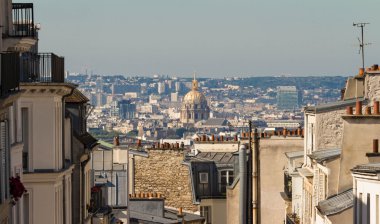 Montmartre binalar ve backgr saint Louis Katedrali