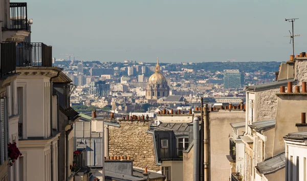 De Montmartre byggnader och saint Louis katedral i bakgrunds — Stockfoto